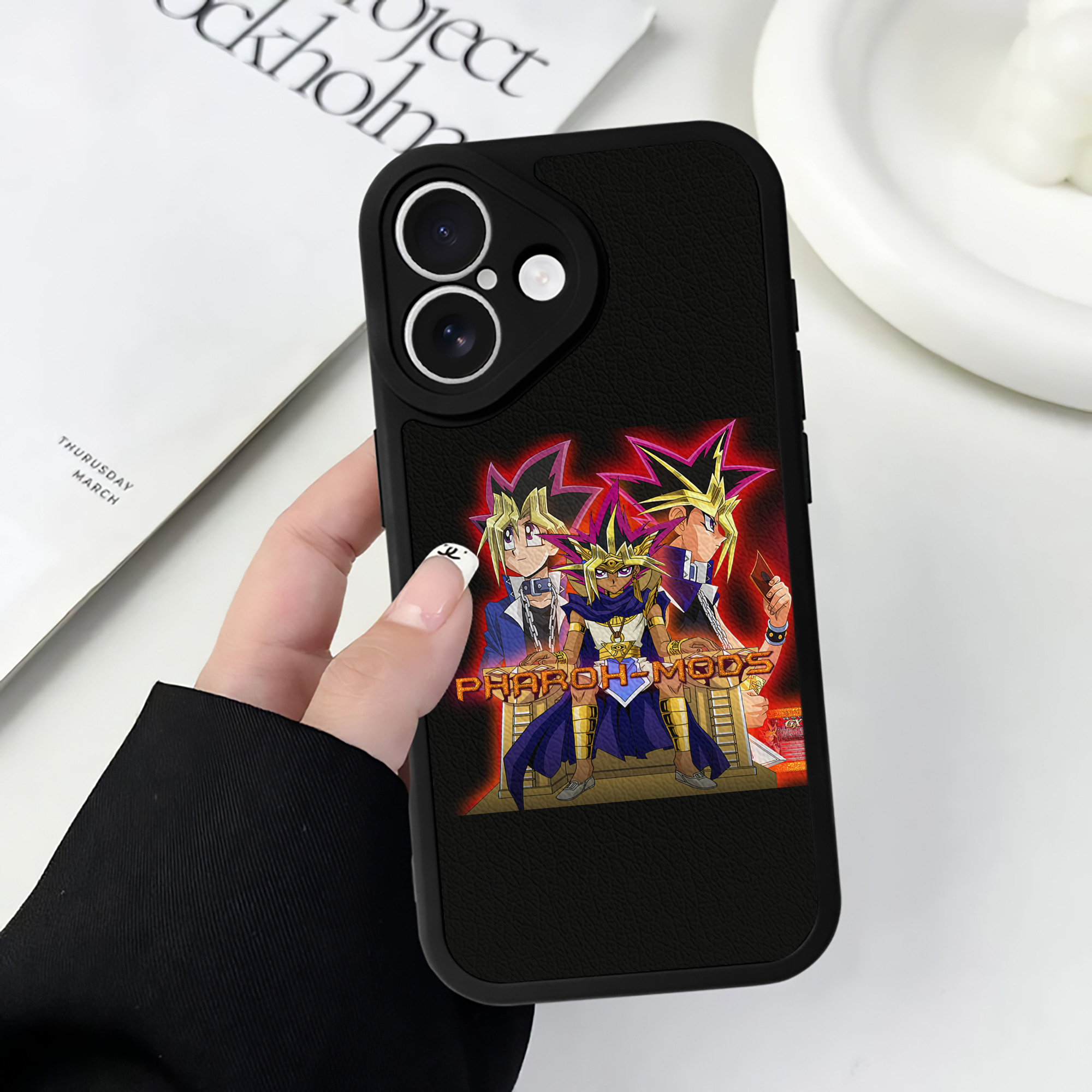 遊☆戯☆王 Yu-Gi-Oh! 【iPhone 16シリーズ対応】シリコンスマホケース（レザー調） 材質：シリコン